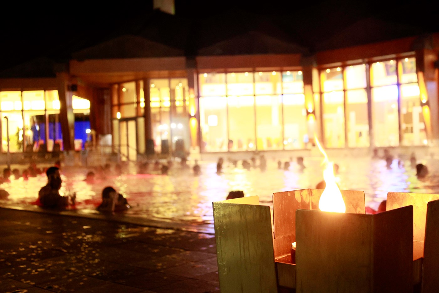 Therme Loipersdorf Außenbecken bei Nacht