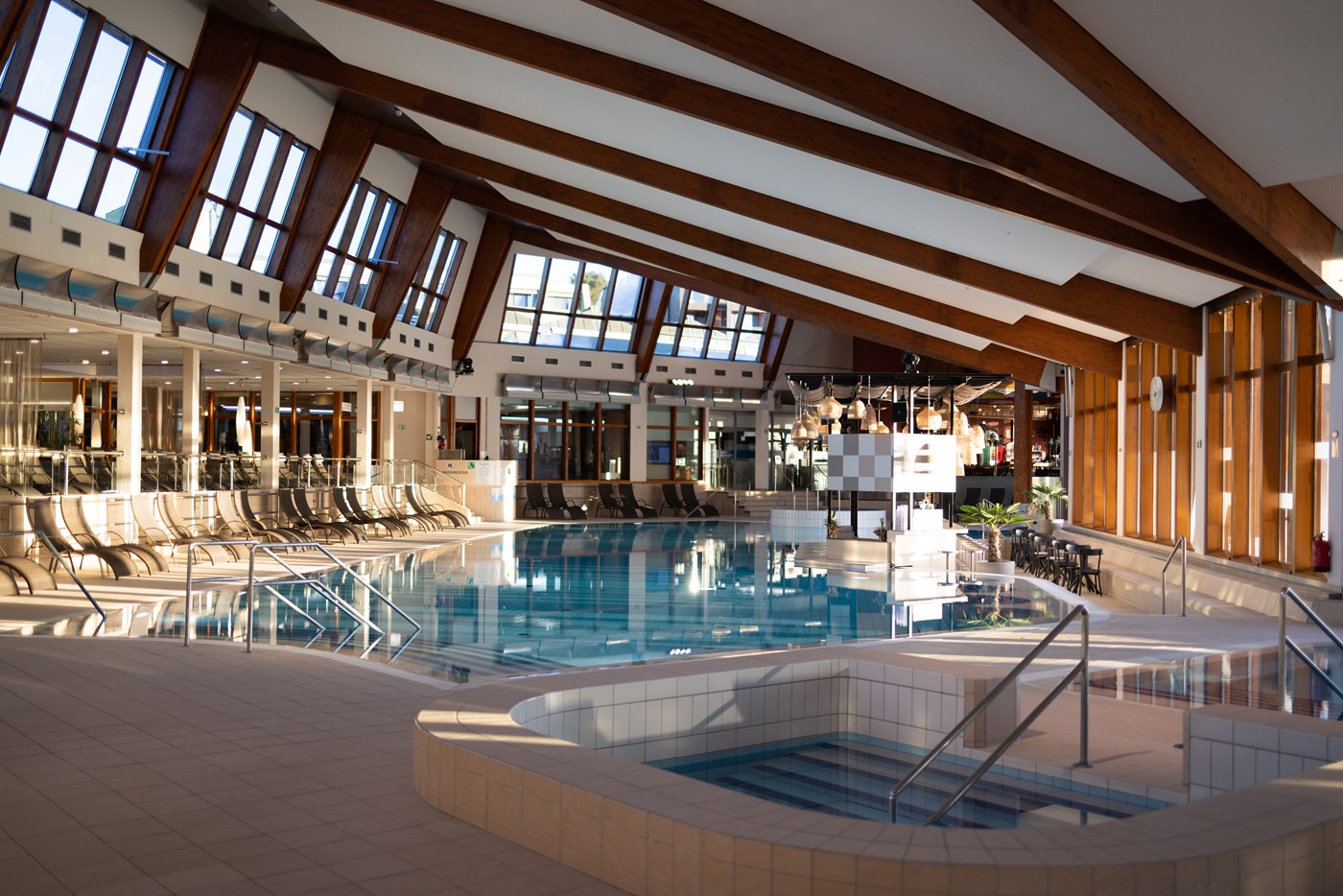 Therme Loipersdorf Thermenbad Innen bei Poolbar