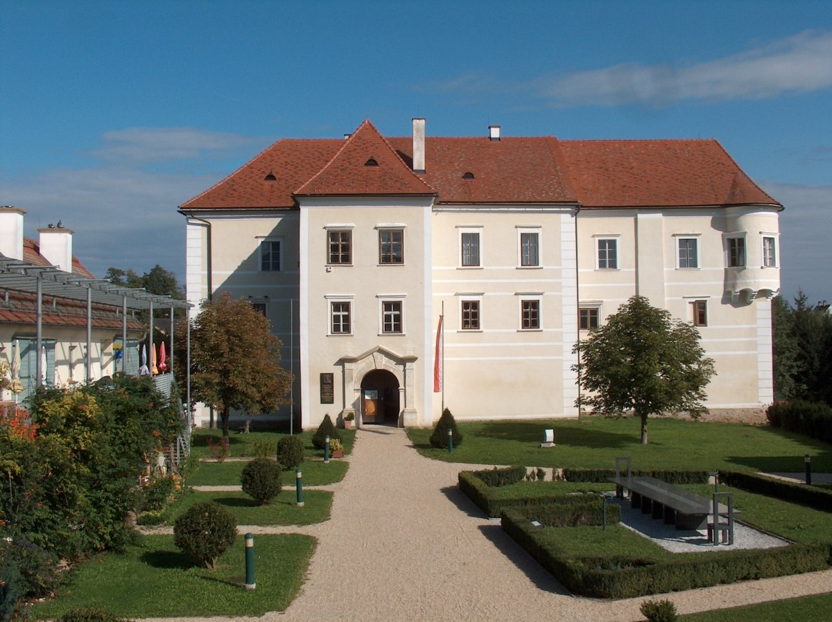 Schloss Burgau Eingang vom Schlosspark