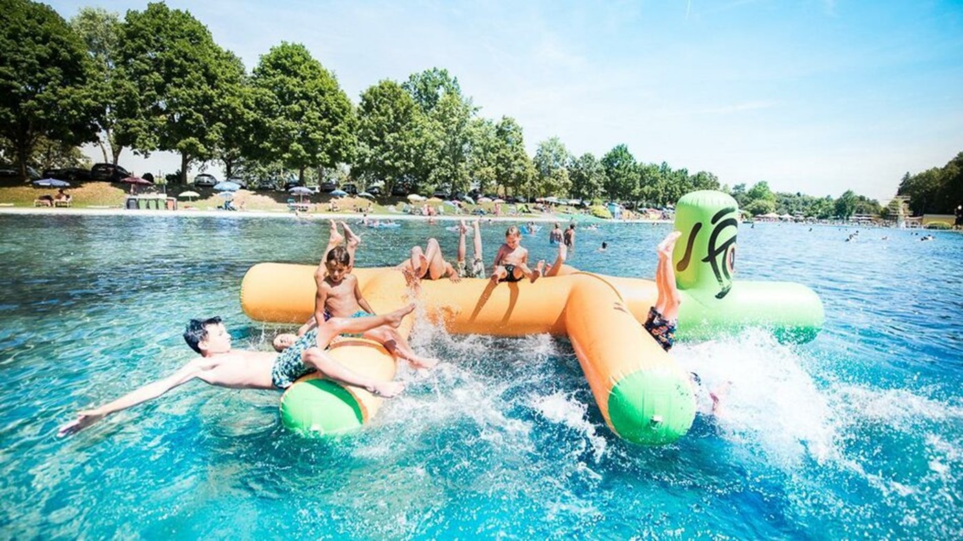 Freibad Fürstenfeld spielende Kinder im Wasser