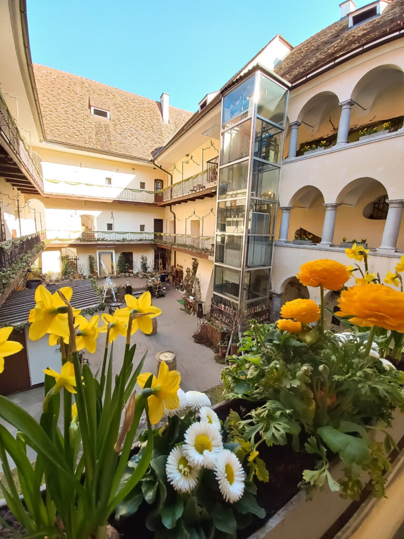 Schloss Burgau Osterausstellung Innenhof