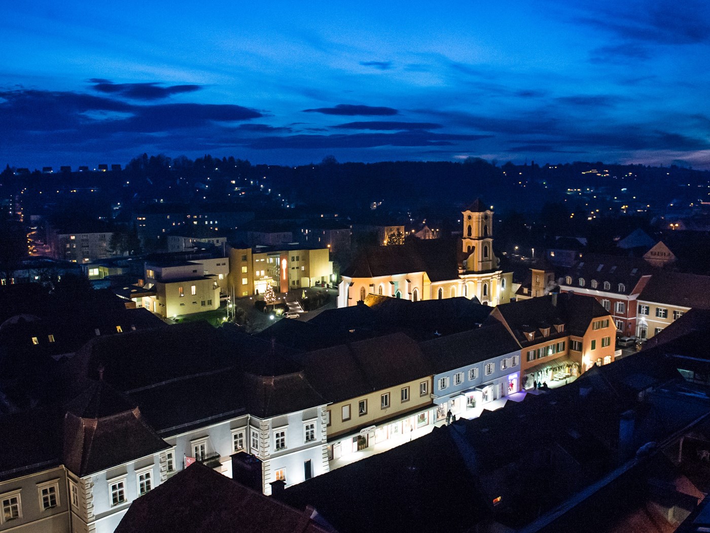 Blick von oben auf Fürstenfeld am Abend