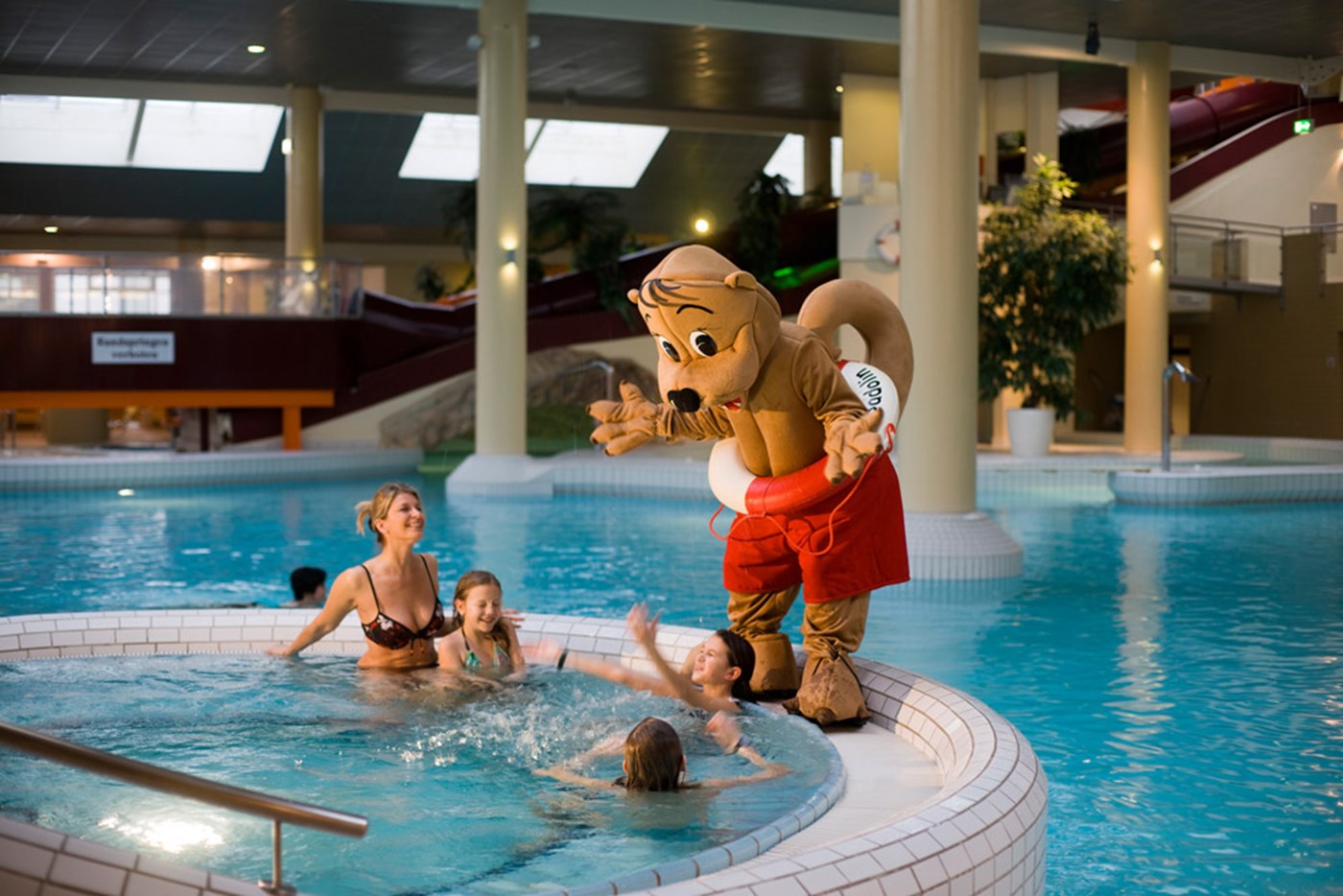 Therme Stegersbach Innenbereich mit Badolin Maskotchen
